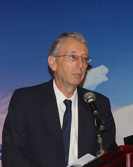 羅伯特丹尼爾斯在大會上發(fā)言